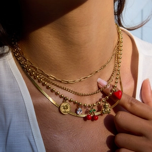 Collana a strati in acciaio inox 18K con ciondoli a ciliegia, cuore, moneta e orsetto