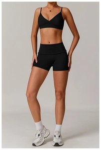 Vue complète d'un mannequin portant un ensemble de short de sport taille haute et brassière en noir
