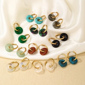Boucles d'oreilles créoles dorées avec pendentifs donuts en pierre naturelle de couleurs variées