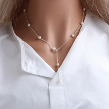 Dettaglio della collana di perle a onda con catena d'argento e perle naturali