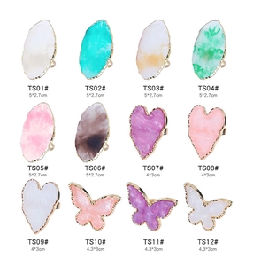 Detalle de 12 anillos paleta para uñas de resina con formas de óvalo, corazón y mariposa