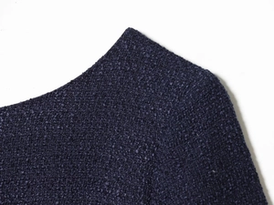 Vue macro détaillée de la texture du tissu en tweed bouclé bleu marine pour robe femme