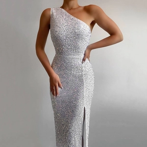 Elegantes weißes One-Shoulder Pailletten-Maxikleid mit Seitenschlitz und schmaler Passform