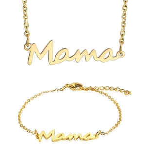 Gros plan sur l'ensemble collier et bracelet dorés avec pendentif lettre Mama poli