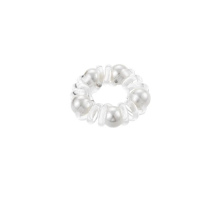 Élastique à cheveux en spirale transparent avec perles blanches sur fond blanc pur