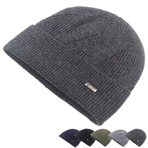 Wollen gebreide wintermuts voor heren in donkergrijs met metalen label en diverse kleurkeuzes