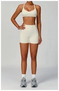Vorderansicht eines cremefarbenen Sport-Sets mit U-Ausschnitt-BH und High-Waist-Shorts