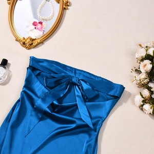 Abito in raso blu reale con spalline sottili, fiocco e accessori eleganti in piano