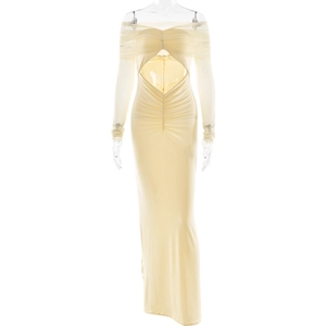 Détail d'une robe en maille transparente avec taille ajourée et élégante texture froncée