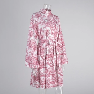 Détail de l'imprimé Toile de Jouy rouge et de la jupe à plusieurs niveaux de la robe