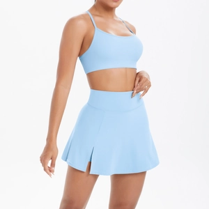 Détail d'un ensemble de sport bleu clair avec caraco à fines brides et jupe fendue