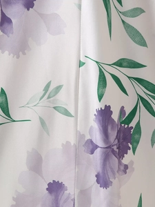 Vue détaillée du motif floral violet et des feuilles vertes sur tissu de soie de qualité