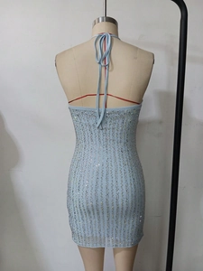 Détail de la robe dos nu bleu clair avec strass argentés brillants et col licou