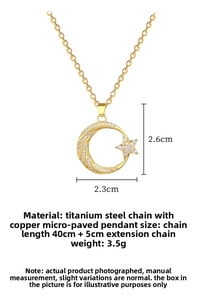 Vue détaillée du pendentif lune et étoile doré serti de cristaux avec dimensions