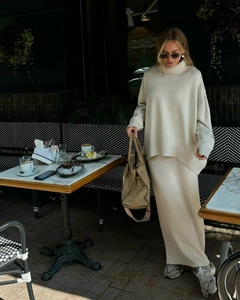 Détails de la maille douce crème sur l'ensemble pull col roulé et jupe longue