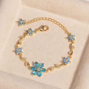 Detailansicht eines luxuriösen blauen Blumenarmbands mit Zirkonia in einer Samtbox