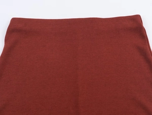 Vue macro détaillée de la texture du tricot brun-rouge et de la finition des coutures plates