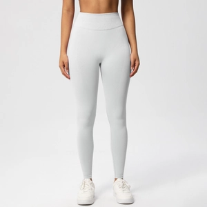Detailaufnahme der hellgrauen, nahtlosen Yoga-Hose mit hohem Bund und Stoffstruktur
