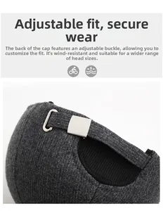 Détail de la boucle en métal réglable et de la sangle sur la casquette d'hiver