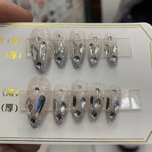 Détails de faux ongles faits main en forme d'amande avec paillettes et strass