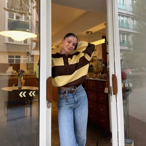 Damen Strickpullover mit honigbraunen Streifen und Knopfkragen für einen herbstlichen Look
