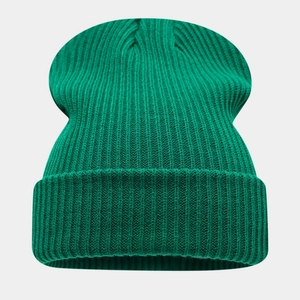 Gros plan du bonnet en maille vert foncé avec texture côtelée et large revers