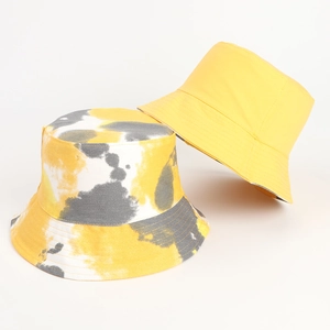 Detail eines hellgelben Fischerhutes neben einem grau-gelben Anglerhut mit Tie-Dye-Muster