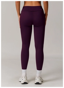 Détail du legging de yoga prune mat à taille haute montrant l'effet galbant au dos