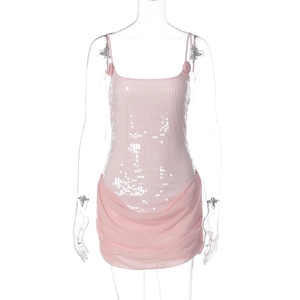 Detail von rosa Pailletten und Mesh-Rüschensaum an einem figurbetonten Minikleid