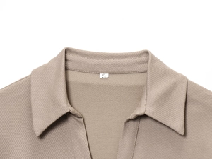 Nahaufnahme von khakifarbenem Piqué-Polokleid-Kragen mit feiner Stoffstruktur und Nähten