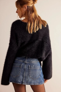Vue de dos d'un pull noir en maille mohair synthétique avec une texture douce et velue