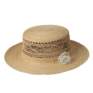 Handgefertigter Raffia-Strohhut mit flacher Krone, Hohlgeflecht und Perlenblume für den Strand