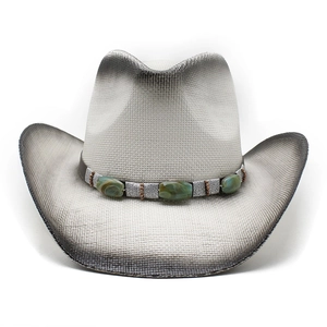 Détail d'un chapeau de cowboy en paille blanche avec bord dégradé et perles turquoise