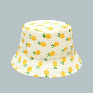 Dettaglio del cappello alla pescatora crema con motivi di ananas e cuciture fini