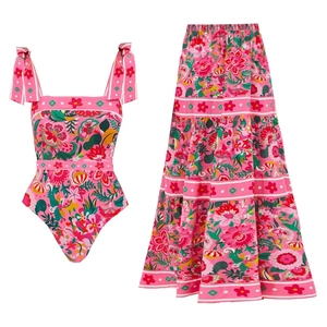 Détail d'un ensemble de maillot de bain floral bohème avec bretelles nouées et jupe longue rose