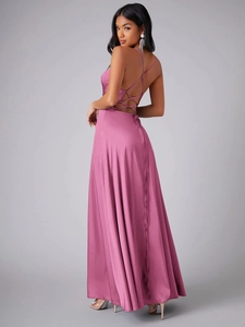 Détail du laçage croisé et du drapé en satin sur la robe longue rose à dos nu élégante