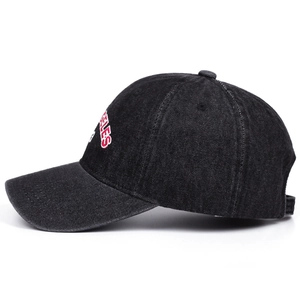 Casquette de baseball en denim noir avec broderie Los Angeles vue de côté sur fond blanc