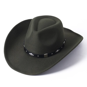 Détail d'un chapeau de cowboy en feutre vert foncé avec clous argentés et ornements