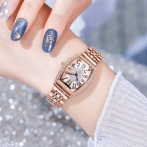 Montre quartz tonneau pour femme avec cadran étincelant et bracelet en acier doré rose élégant