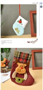 Détail de chaussettes de Noël avec broderies festives et ornements de renne en peluche