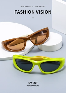 Nahaufnahme der braunen und grünen Sportsonnenbrille mit UV-Schutz auf dem Ausstellungsstand