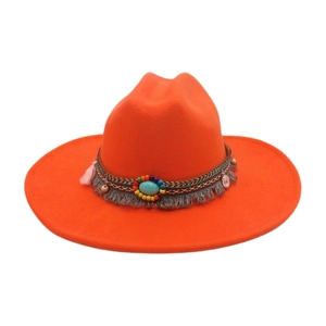 Détail d'un chapeau en feutre orange avec ruban ethnique, pierre turquoise et pompons gris