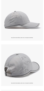Détail de la perforation au laser sur la casquette de sport gris clair à séchage rapide