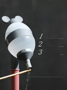 Detailansicht der hängenden Haustiertränke mit Edelstahlkugel und tropfsicherem Design