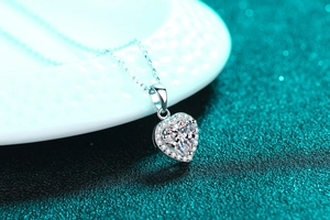 Gros plan détaillé d'un pendentif cœur en argent S925 avec sertissage halo de moissanite