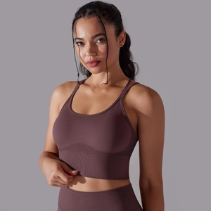 Détail de brassière sport violet foncé avec bande de maintien côtelée sans couture