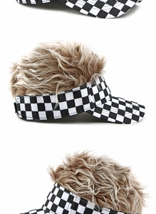 Dettaglio del cappello a scacchi con parrucca marrone creativa sulla parte superiore