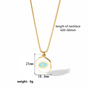 Detalle macro del colgante de corazón de ojo turco en oro 18k con medidas exactas