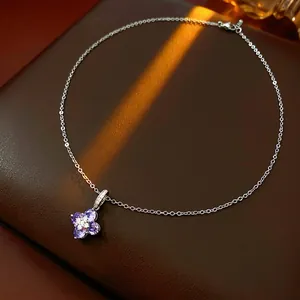 Collier élégant en argent avec pendentif trèfle en zircon violet sur cuir foncé
