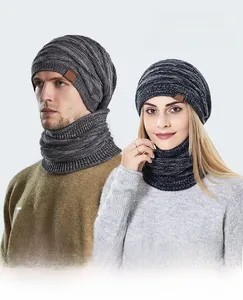 Nahaufnahme von dunkelgrauem Strickmützen- und Schal-Set mit Leder-Patch für Damen und Herren